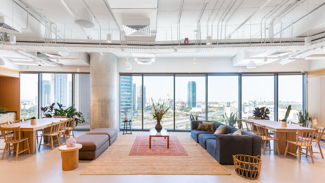 לאונג׳ ב-WeWork ספיר. מתאים לכנסים ולאירועים עסקיים.