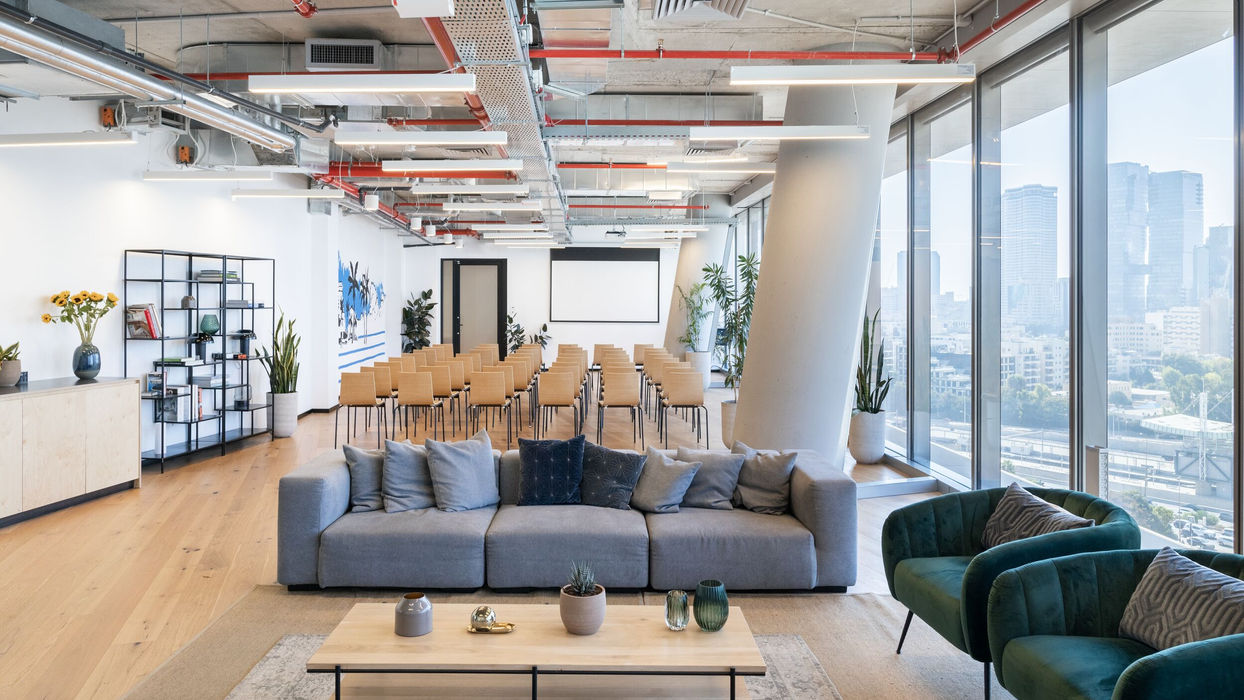 חלל האירועים שלנו ב-WeWork תוה״א. מתאים לכנסים ולאירועים עסקיים.