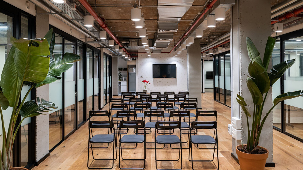 לאונג׳ ב-WeWork. מתאים לכנסים ולאירועים עסקיים.