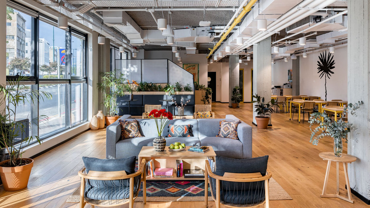 לאונג׳ ב-WeWork. מתאים לכנסים ולאירועים עסקיים.