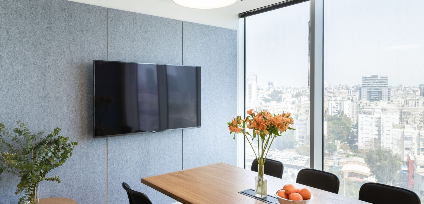 חדר ישיבות ב-WeWork עזריאלי טאון